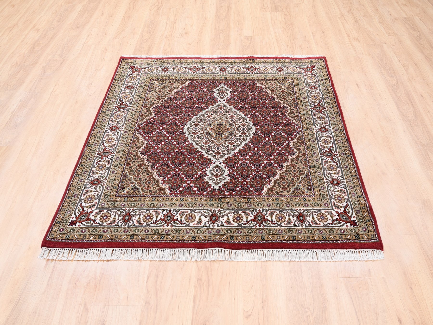 Traditional Rugs LUV562977